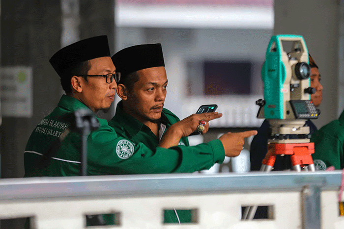 Petugas melakukan pemantauan hilal awal Syawal 1444 Hijriah di Masjid Raya KH. Hasyim Asy'ari, Jakarta Barat, Kamis (20/4/2023).
