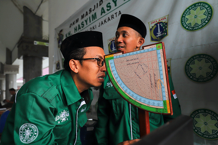Petugas melakukan pemantauan hilal awal Syawal 1444 Hijriah di Masjid Raya KH. Hasyim Asy'ari, Jakarta Barat, Kamis (20/4/2023).