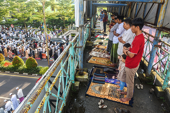 Pelaksanaan salat di pimpinan Wakil Ketua Majelis Pemberdayaan Masyarakat Pimpinan Pusat Muhammadiyah H Risman Mukhtar.