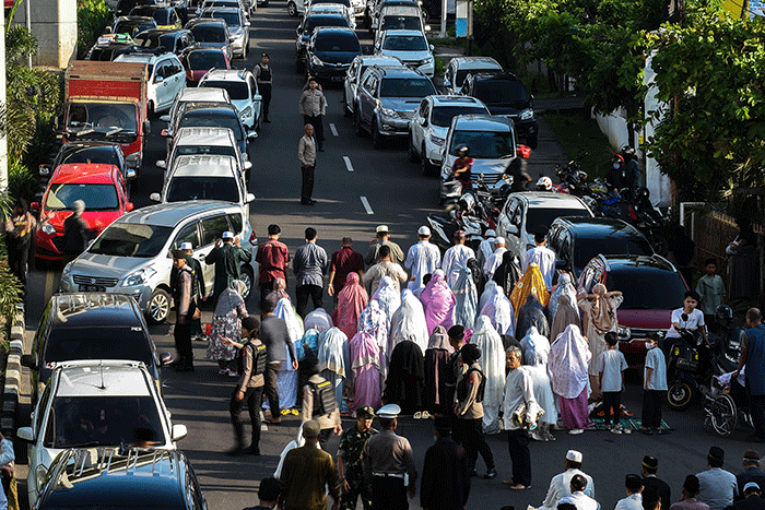 Pelaksanaan salat di pimpinan Wakil Ketua Majelis Pemberdayaan Masyarakat Pimpinan Pusat Muhammadiyah H Risman Mukhtar.