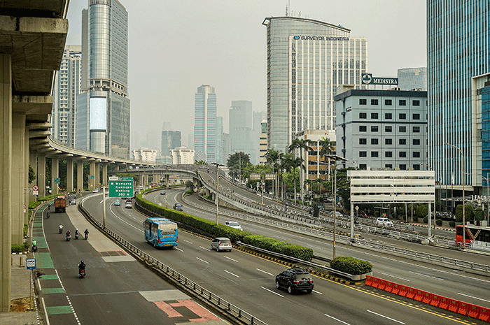 Kendaraan melintas pada H-1 Hari Raya Idul Fitri di kawasan Bundaran Hotel Indonesia, Jakarta, Jumat (21/4/2023).