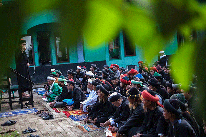 Jamaah An Nadzir melaksanakan Salat Idul Fitri 1444 H di Kampung Butta Ejayya, Kabupaten Gowa, Sulawesi Selatan, Jumat (21/4/2023).