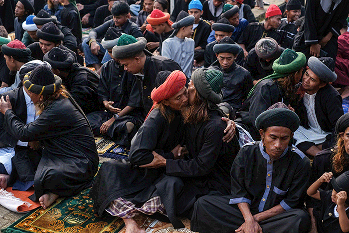 Jamaah An Nadzir melaksanakan Salat Idul Fitri 1444 H di Kampung Butta Ejayya, Kabupaten Gowa, Sulawesi Selatan, Jumat (21/4/2023).