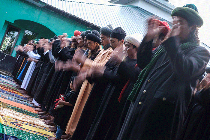 Jamaah An Nadzir melaksanakan Salat Idul Fitri 1444 H di Kampung Butta Ejayya, Kabupaten Gowa, Sulawesi Selatan, Jumat (21/4/2023).