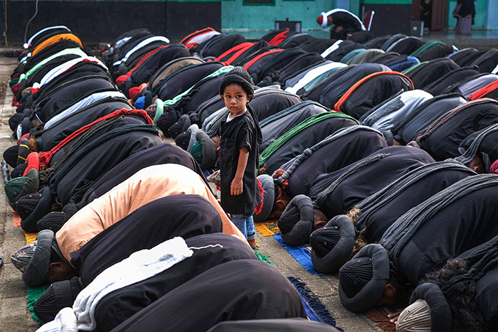 Jamaah An Nadzir melaksanakan Salat Idul Fitri 1444 H di Kampung Butta Ejayya, Kabupaten Gowa, Sulawesi Selatan, Jumat (21/4/2023).