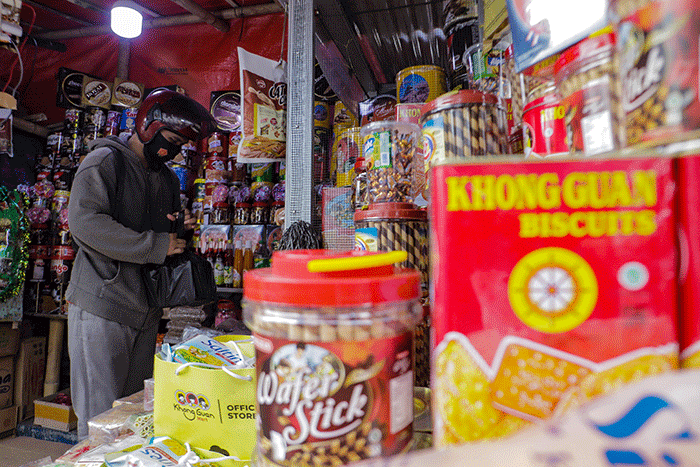 Pembeli memilih kue kaleng yang dijual pada salah satu toko kue kering di kawasan Ciracas, Jakarta Timur, Jumat  (21/4/2023).