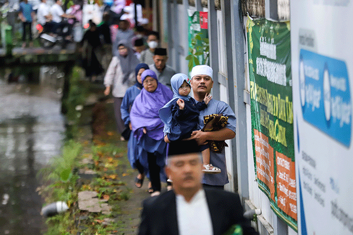 Jamaah Muhammadiyah melaksanakan Salat Idul Fitri 1444 Hijriah di Pimpinan Muhammadiyah Cabang Jagakarsa, Jakarta Selatan, Jumat (21/4/2022).