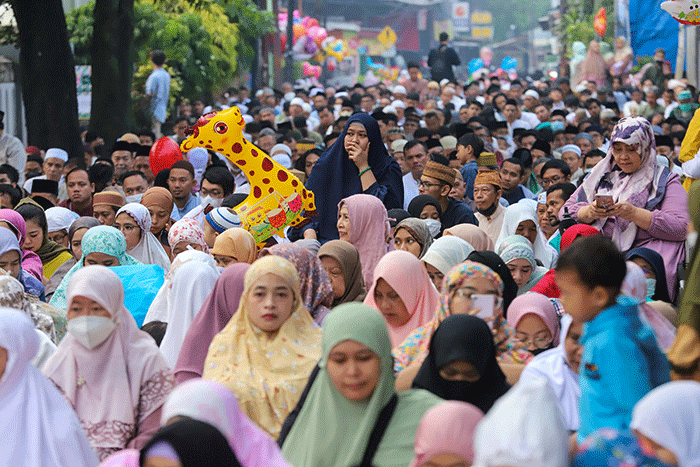 Jamaah Muhammadiyah melaksanakan Salat Idul Fitri 1444 Hijriah di Pimpinan Muhammadiyah Cabang Jagakarsa, Jakarta Selatan, Jumat (21/4/2022).
