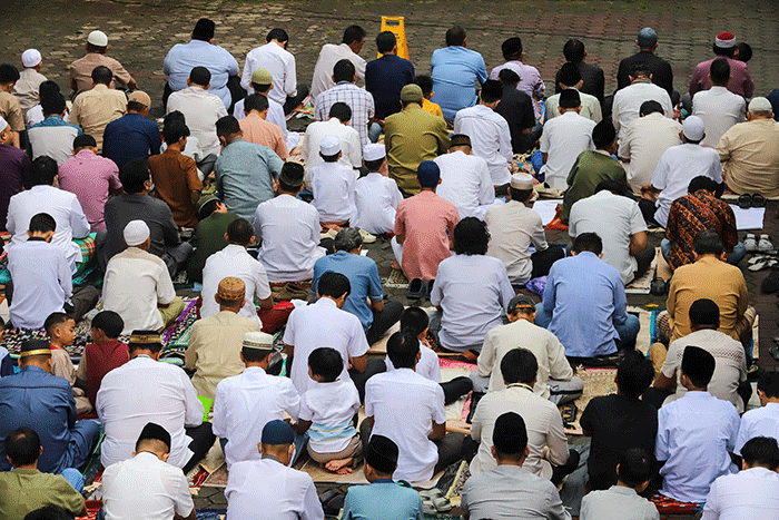 Jamaah Muhammadiyah melaksanakan Salat Idul Fitri 1444 Hijriah di Pimpinan Muhammadiyah Cabang Jagakarsa, Jakarta Selatan, Jumat (21/4/2022).