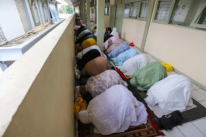 Jamaah Muhammadiyah melaksanakan Salat Idul Fitri 1444 Hijriah di Pimpinan Muhammadiyah Cabang Jagakarsa, Jakarta Selatan, Jumat (21/4/2022).