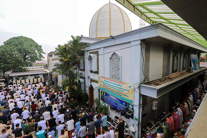 Jamaah Muhammadiyah melaksanakan Salat Idul Fitri 1444 Hijriah di Pimpinan Muhammadiyah Cabang Jagakarsa, Jakarta Selatan, Jumat (21/4/2022).