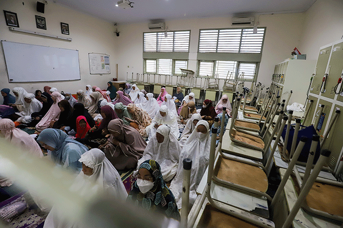 Jamaah Muhammadiyah melaksanakan Salat Idul Fitri 1444 Hijriah di Pimpinan Muhammadiyah Cabang Jagakarsa, Jakarta Selatan, Jumat (21/4/2022).