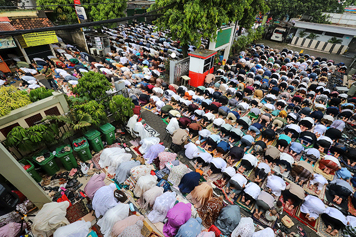 Jamaah Muhammadiyah melaksanakan Salat Idul Fitri 1444 Hijriah di Pimpinan Muhammadiyah Cabang Jagakarsa, Jakarta Selatan, Jumat (21/4/2022).