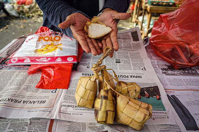 Pedagang menjual kulit ketupat di Pasar Pondok Gede, Bekasi, Jawa Barat, Jumat (21/4/2023).