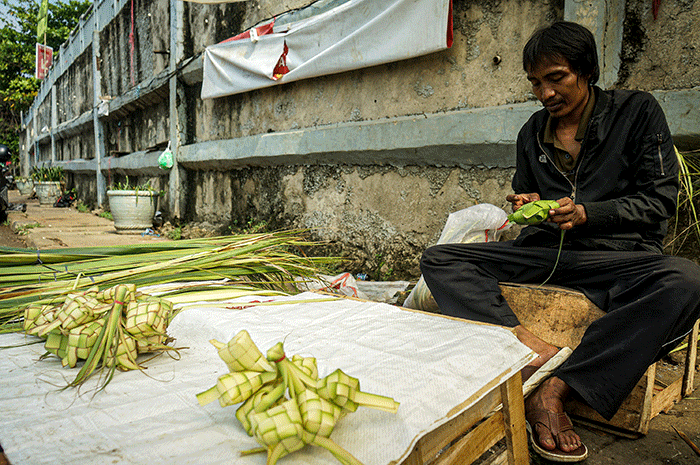 Pedagang menjual kulit ketupat di Pasar Pondok Gede, Bekasi, Jawa Barat, Jumat (21/4/2023).