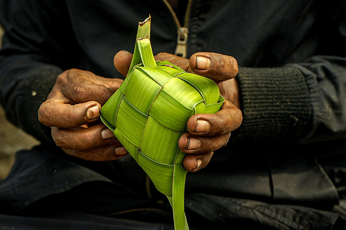 Pedagang menjual kulit ketupat di Pasar Pondok Gede, Bekasi, Jawa Barat, Jumat (21/4/2023).