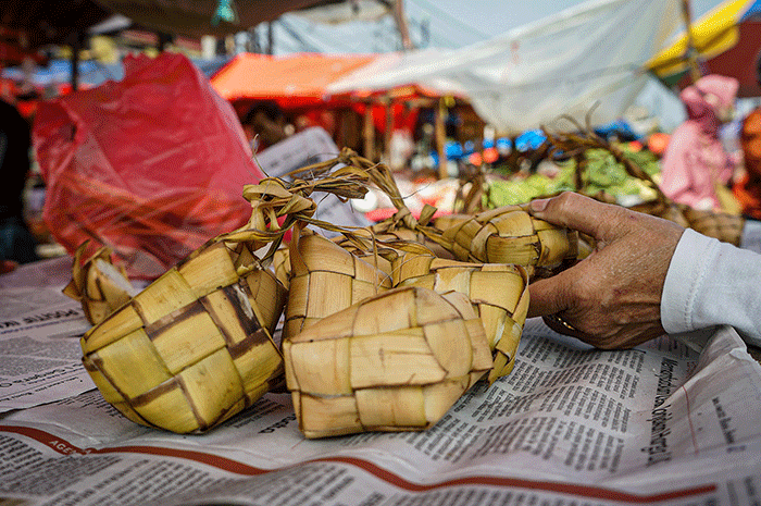 Pedagang menjual kulit ketupat di Pasar Pondok Gede, Bekasi, Jawa Barat, Jumat (21/4/2023).