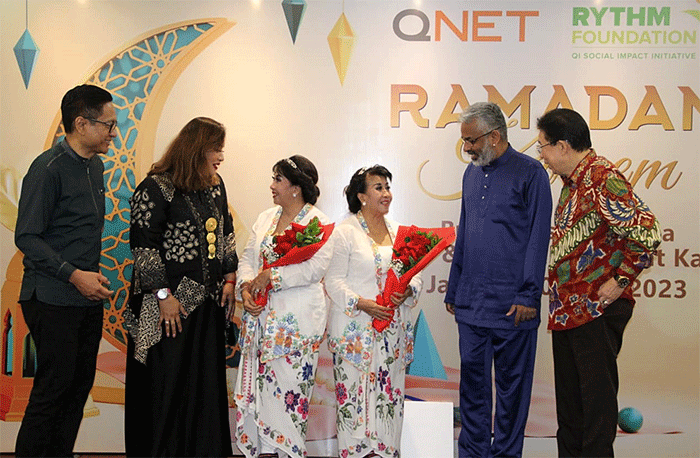 General Manager QNET Indonesia (kiri) Ganang Rindarko dan Ibu Guru Kembar (tengah) saat acara Buka Bersama Dan Tausiyah Siswa Sekolah Darurat Kartini.