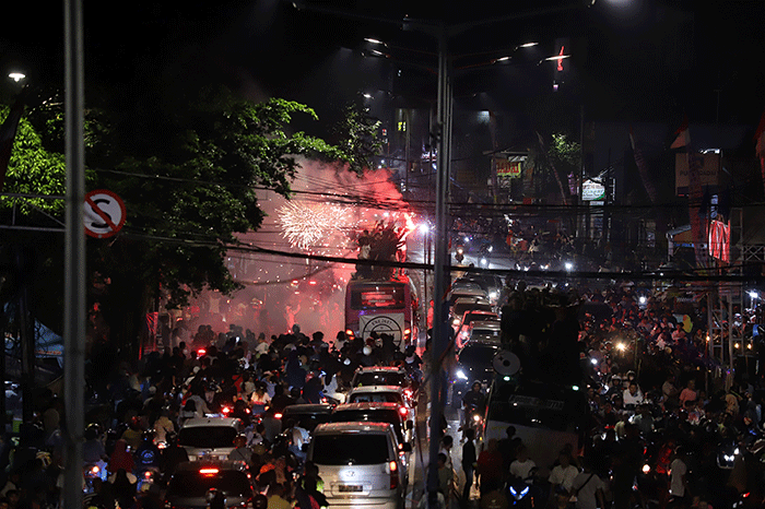 Sejumlah remaja mengikuti pawai takbir keliling saat malam takbiran di Tanah Abang, Jakarta, Jumat, (21/4/2023).