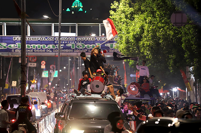 Sejumlah remaja mengikuti pawai takbir keliling saat malam takbiran di Tanah Abang, Jakarta, Jumat, (21/4/2023).
