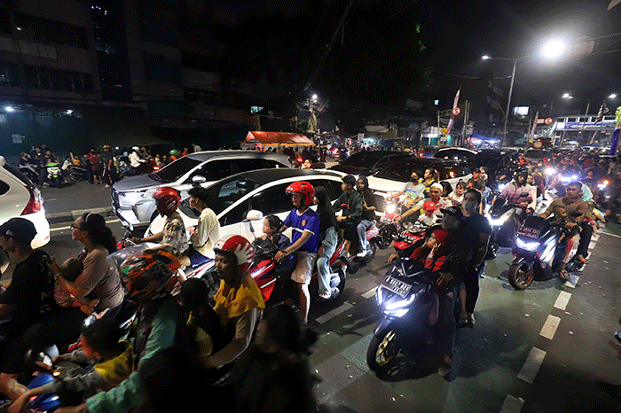 Sejumlah remaja mengikuti pawai takbir keliling saat malam takbiran di Tanah Abang, Jakarta, Jumat, (21/4/2023).