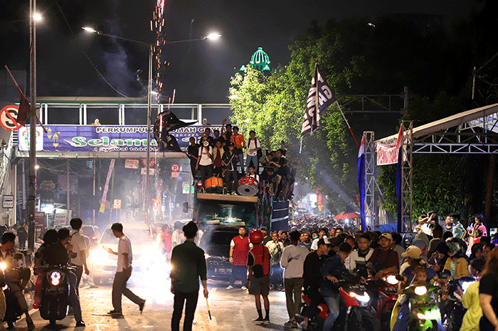 Sejumlah remaja mengikuti pawai takbir keliling saat malam takbiran di Tanah Abang, Jakarta, Jumat, (21/4/2023).