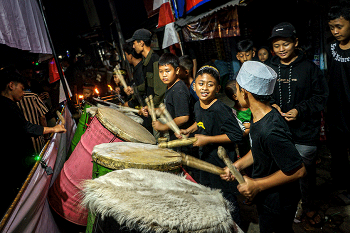 Sejumlah anak-anak menabuh bedug merayakan malam takbiran di kawasan Cimanggis, Depok, Jawa Barat, Jumat (21/4/2023).