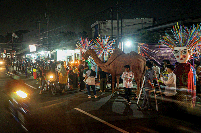 Sejumlah anak-anak menabuh bedug merayakan malam takbiran di kawasan Cimanggis, Depok, Jawa Barat, Jumat (21/4/2023).