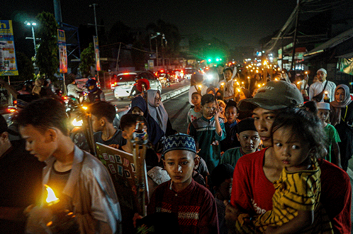 Sejumlah anak-anak menabuh bedug merayakan malam takbiran di kawasan Cimanggis, Depok, Jawa Barat, Jumat (21/4/2023).