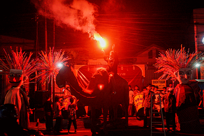 Sejumlah anak-anak menabuh bedug merayakan malam takbiran di kawasan Cimanggis, Depok, Jawa Barat, Jumat (21/4/2023).