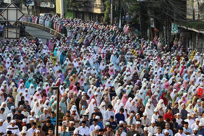 Umat muslim melaksanakan Salat Idul Fitri 1444 Hijriyah di Jalan Matraman Raya, Jatinegara, Jakarta Timur, Sabtu (22/4/2023).
