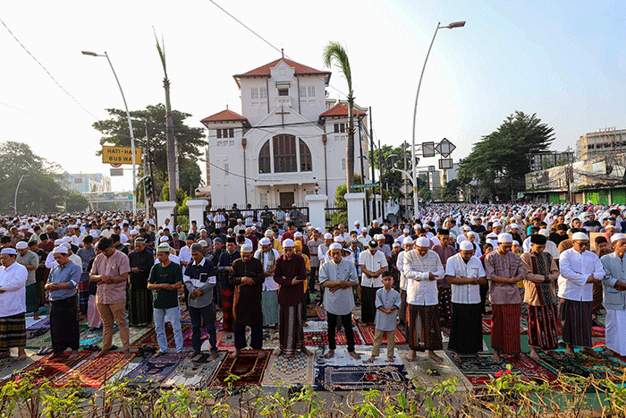 Umat muslim melaksanakan Salat Idul Fitri 1444 Hijriyah di Jalan Matraman Raya, Jatinegara, Jakarta Timur, Sabtu (22/4/2023).