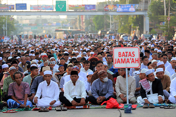 Umat muslim melaksanakan Salat Idul Fitri 1444 Hijriyah di Jalan Matraman Raya, Jatinegara, Jakarta Timur, Sabtu (22/4/2023).