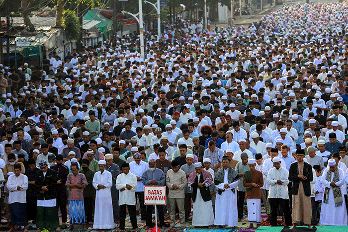 Umat muslim melaksanakan Salat Idul Fitri 1444 Hijriyah di Jalan Matraman Raya, Jatinegara, Jakarta Timur, Sabtu (22/4/2023).