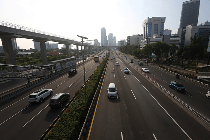 Suasana jalan lenggang di Jakarta, Jumat (21/4/2023).