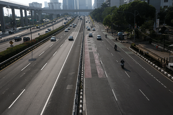Suasana jalan lenggang di Jakarta, Jumat (21/4/2023).