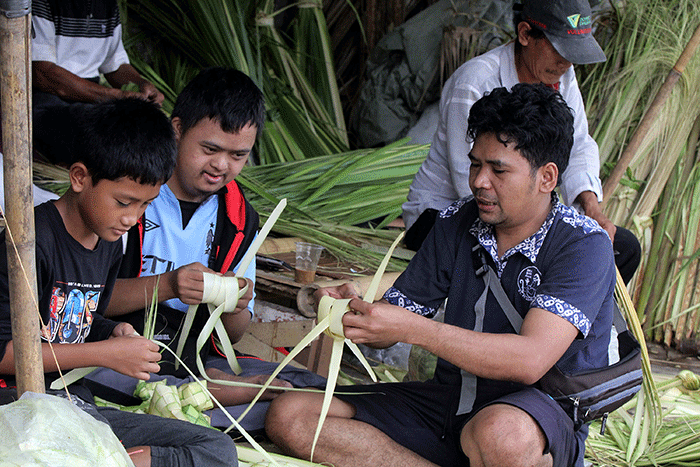Pedagang kulit ketupat membuat ketupat di kawasan Palmerah, Jakarta, Jumat (21/4/2023).