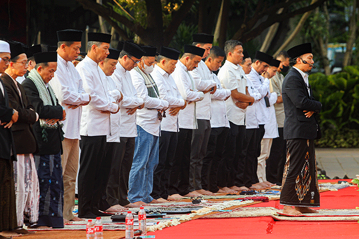 Umat muslim melaksanakan Salat Idul Fitri 1444 Hijriah di halaman Balai Kota DKI Jakarta, Sabtu (22/4/2023).