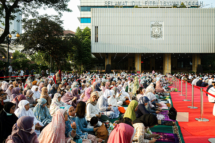 Umat muslim melaksanakan Salat Idul Fitri 1444 Hijriah di halaman Balai Kota DKI Jakarta, Sabtu (22/4/2023).