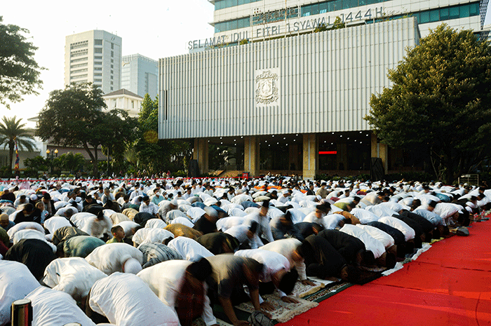 Umat muslim melaksanakan Salat Idul Fitri 1444 Hijriah di halaman Balai Kota DKI Jakarta, Sabtu (22/4/2023).