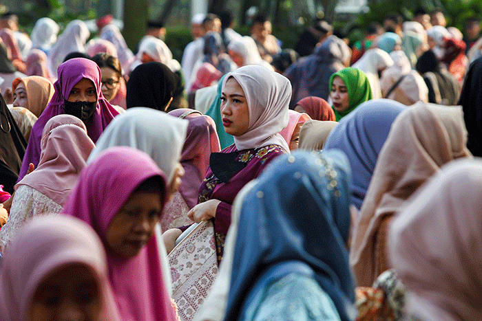 Umat muslim melaksanakan Salat Idul Fitri 1444 Hijriah di halaman Balai Kota DKI Jakarta, Sabtu (22/4/2023).