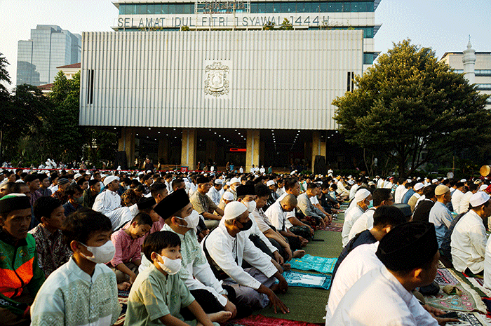 Umat muslim melaksanakan Salat Idul Fitri 1444 Hijriah di halaman Balai Kota DKI Jakarta, Sabtu (22/4/2023).