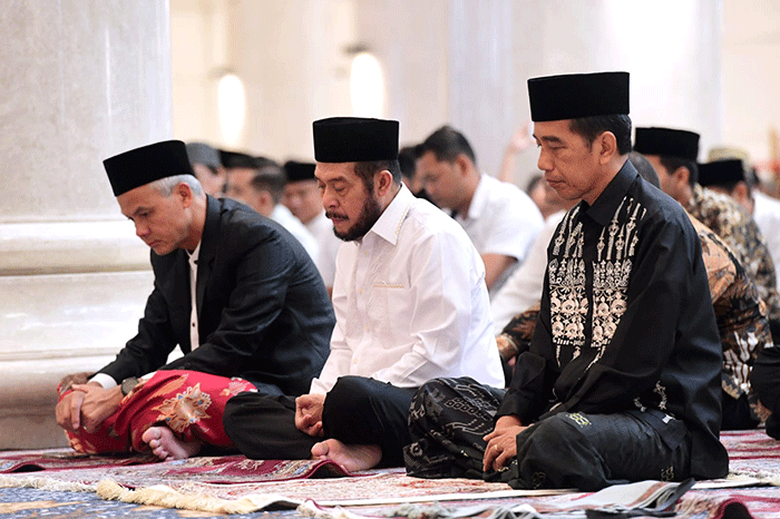 Presiden Joko Widodo dan Iriana Joko Widodo melaksanakan salat Idul Fitri 1444 Hijriah di Masjid Raya Sheikh Zayed, Kota Surakarta, Jawa Tengah.
