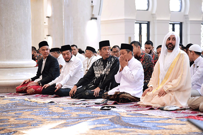 Presiden Joko Widodo dan Iriana Joko Widodo melaksanakan salat Idul Fitri 1444 Hijriah di Masjid Raya Sheikh Zayed, Kota Surakarta, Jawa Tengah.