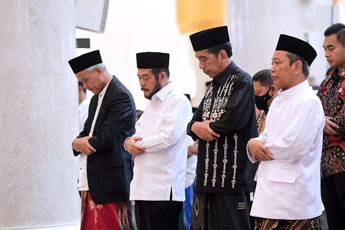Presiden Joko Widodo dan Iriana Joko Widodo melaksanakan salat Idul Fitri 1444 Hijriah di Masjid Raya Sheikh Zayed, Kota Surakarta, Jawa Tengah.