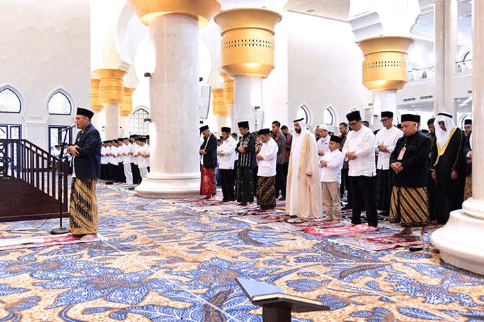 Presiden Joko Widodo dan Iriana Joko Widodo melaksanakan salat Idul Fitri 1444 Hijriah di Masjid Raya Sheikh Zayed, Kota Surakarta, Jawa Tengah.
