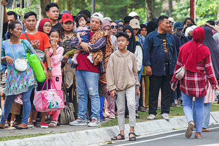 Sejumlah pengunjung berkunjung saat libur Lebaran Idul Fitri 1444 H di Taman Mini Indonesia Indah (TMII), Jakarta Timur, Minggu (23/4/2023).