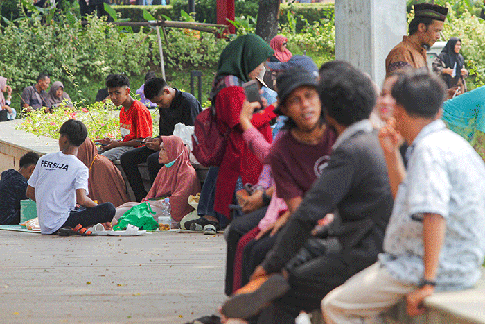 Sejumlah pengunjung berkunjung saat libur Lebaran Idul Fitri 1444 H di Taman Mini Indonesia Indah (TMII), Jakarta Timur, Minggu (23/4/2023).