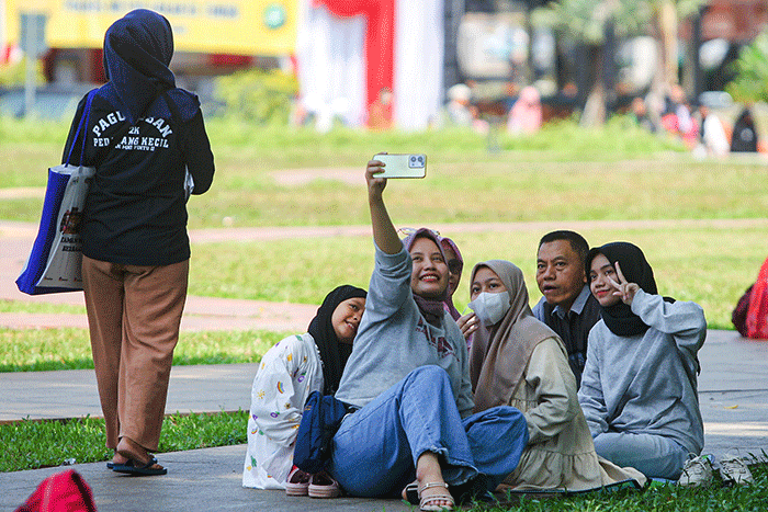 Sejumlah pengunjung berkunjung saat libur Lebaran Idul Fitri 1444 H di Taman Mini Indonesia Indah (TMII), Jakarta Timur, Minggu (23/4/2023).
