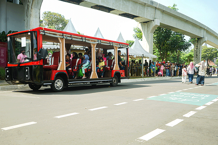 Sejumlah pengunjung berkunjung saat libur Lebaran Idul Fitri 1444 H di Taman Mini Indonesia Indah (TMII), Jakarta Timur, Minggu (23/4/2023).